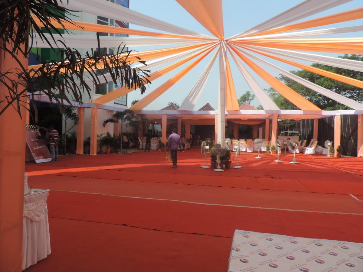 Om Leisure Hotel - Bbsr Bhubaneswar Esterno foto